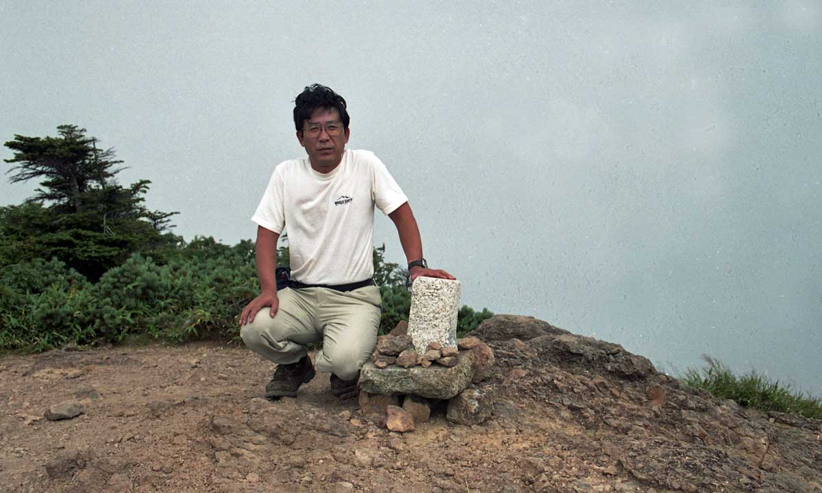 山頂すぐ手前にある青銅の剣 西大巓・西吾妻山