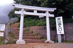 男体山