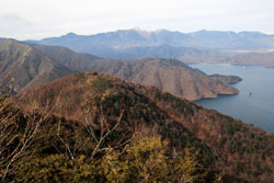 半月山