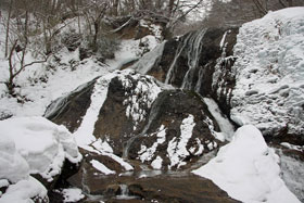 雄飛の滝氷柱群