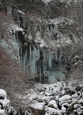 雄飛の滝氷柱群