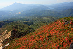 胎内岩上部から望む磐梯山