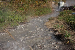 登山道は温泉の川