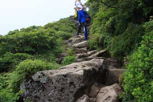 オモワシ山中腹を歩く