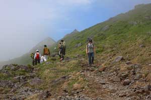 山頂の建物が見えてきた 