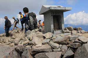 磐梯山頂に到着 磐梯山(裏磐梯スキー場コース)