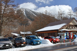 アイスブルーに輝く庵滝