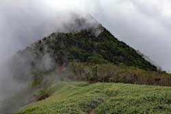 仲秋の釈迦ケ岳・中岳・西平岳を巡る